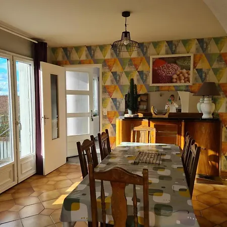 Familial Avec Piscine Partagee, Cheminee Et Jardin Clos Pres De Vichy - Fr-1-489-76 Semesterbostad Creuzier-le-Neuf